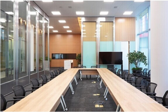 【会议室桌椅厂家】办公面积有限的企业如何布置会议室
