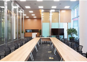 【会议室桌椅厂家】办公面积有限的企业如何布置会议室